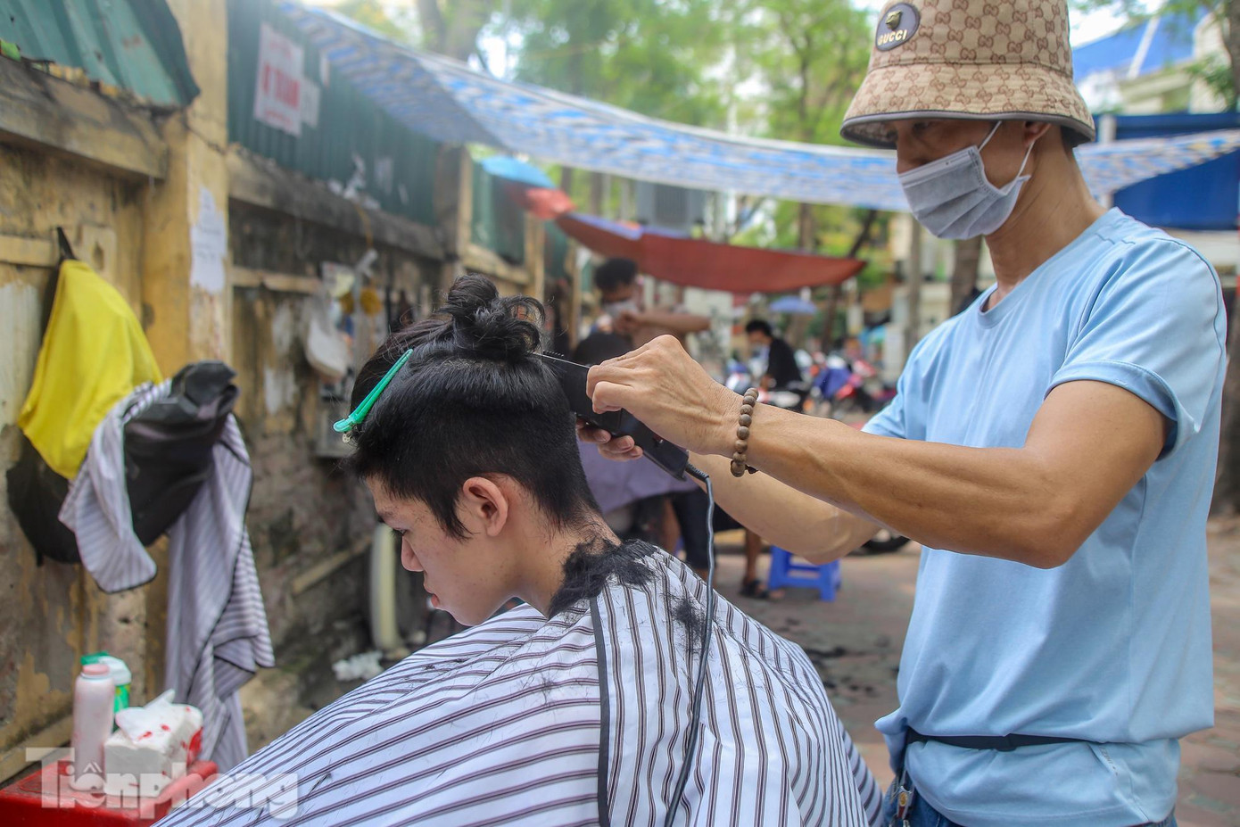 "Sau khi biết tin được mở trở lại tôi rất là mừng. 7h30 sáng nay, tôi đã ra mở hàng, sớm hơn ngày trước, khách đông đến giờ vẫn chưa được nghỉ. Những ngày tạm dừng tôi có cắt tóc ở nhà nhưng lượng khách chỉ bằng 1/10", anh Tuấn, cắt tóc ở Thái Thịnh cho biết.