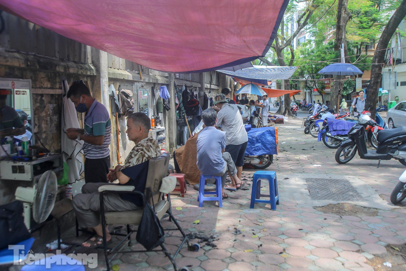 Từ 0h00 ngày 22/6/2021, UBND thành phố cho phép mở cửa trở lại: dịch vụ cắt tóc, gội đầu; dịch vụ ăn, uống trong nhà đảm bảo: khoảng cách, có tấm chắn giữa người với người, ngồi không quá 50% công suất chỗ ngồi và không quá 20 người, đóng cửa trước 21h00 hàng ngày (nhà hàng rượu, quán rượu, bia, bia hơi chỉ được phép bán hàng mang về).