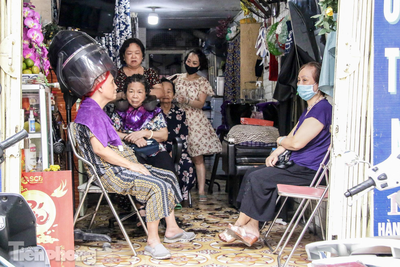 Một quán khách trên phố Tràng Thi hút khách.