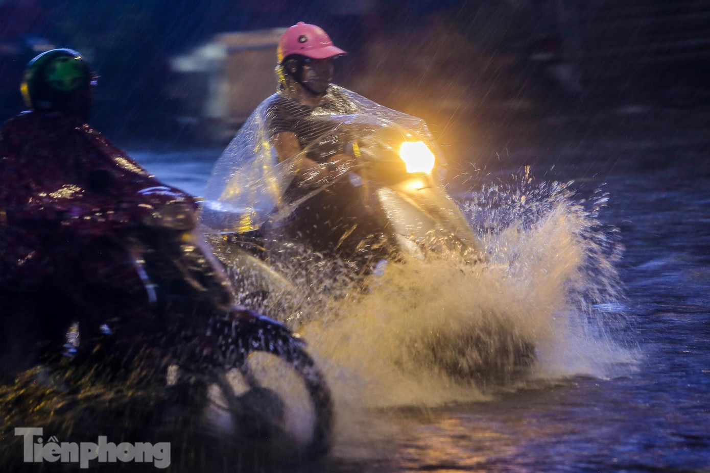 Các tuyến phố Tây Sơn, Thái Hà, Chùa bộc, Láng Hạ... đều ngập sâu khoảng 20-30 cm sau cơn mưa lớn.