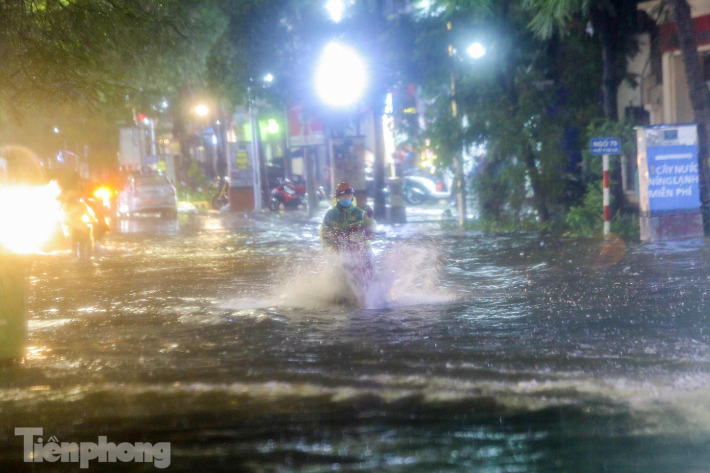 Nhiều phương tiện dũng cảm lao vào biển nước.