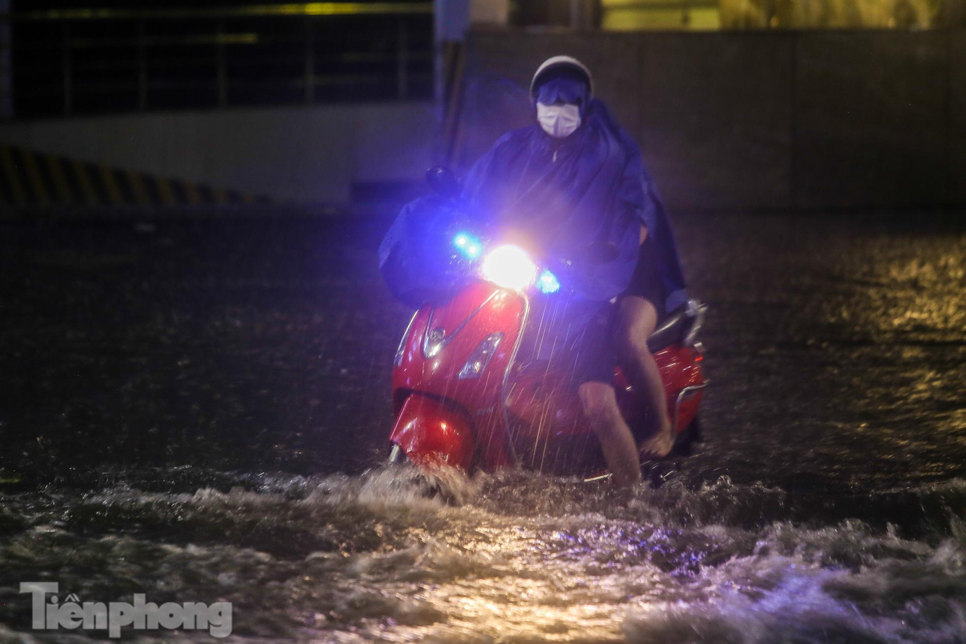 Nhiều phương tiện quay đầu khi rẽ vào phố Thái Hà.