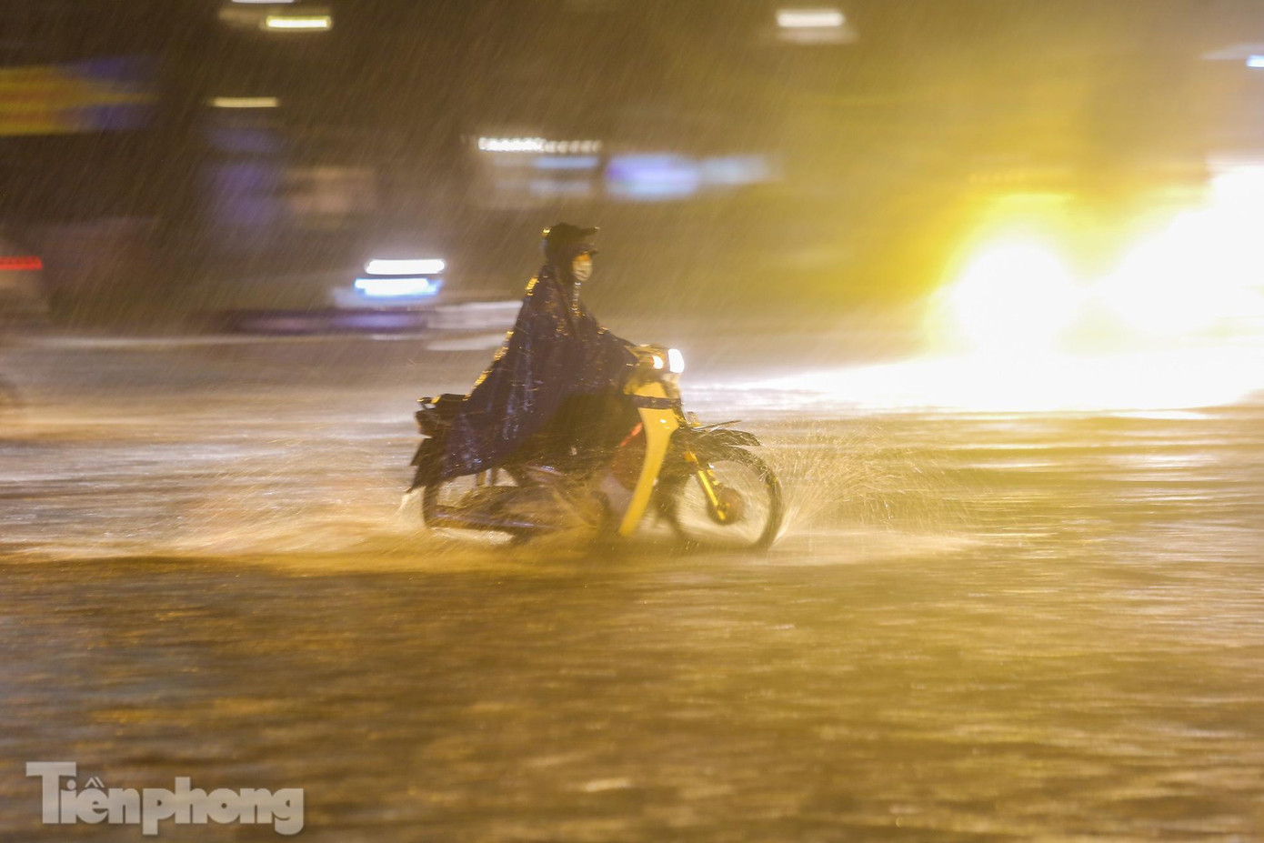 Cơn mưa trắng xóa đường phố.