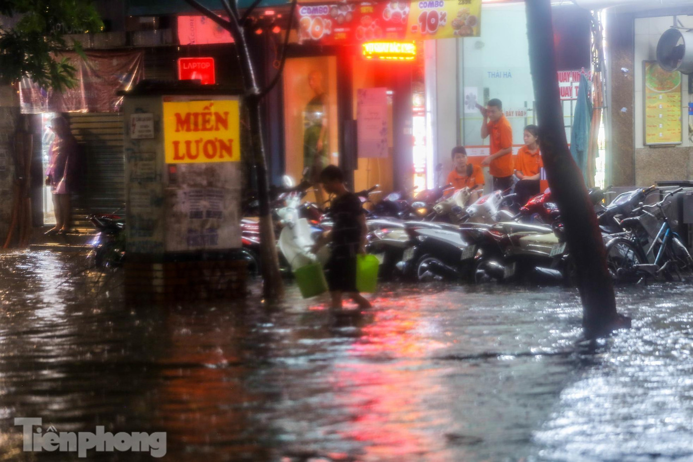 Tuyến phố Thái Hà nước ngập tràn lên vỉa hè.