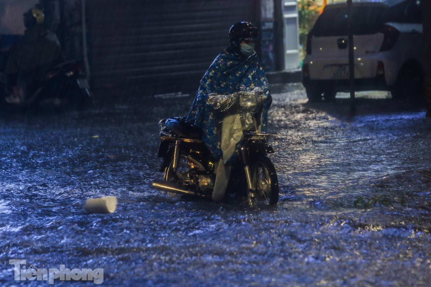 Một người phải dắt xe sau khi không qua được phố ngập nước.