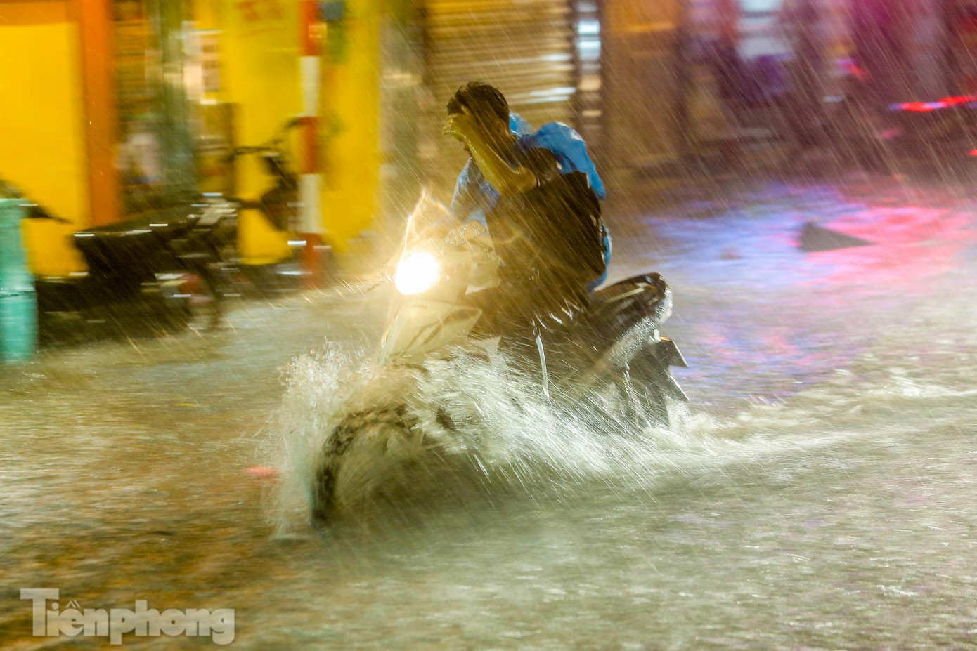 Cơn mưa bất chợt khiến nhiều người đang tham gia giao thông trở tay không kịp.