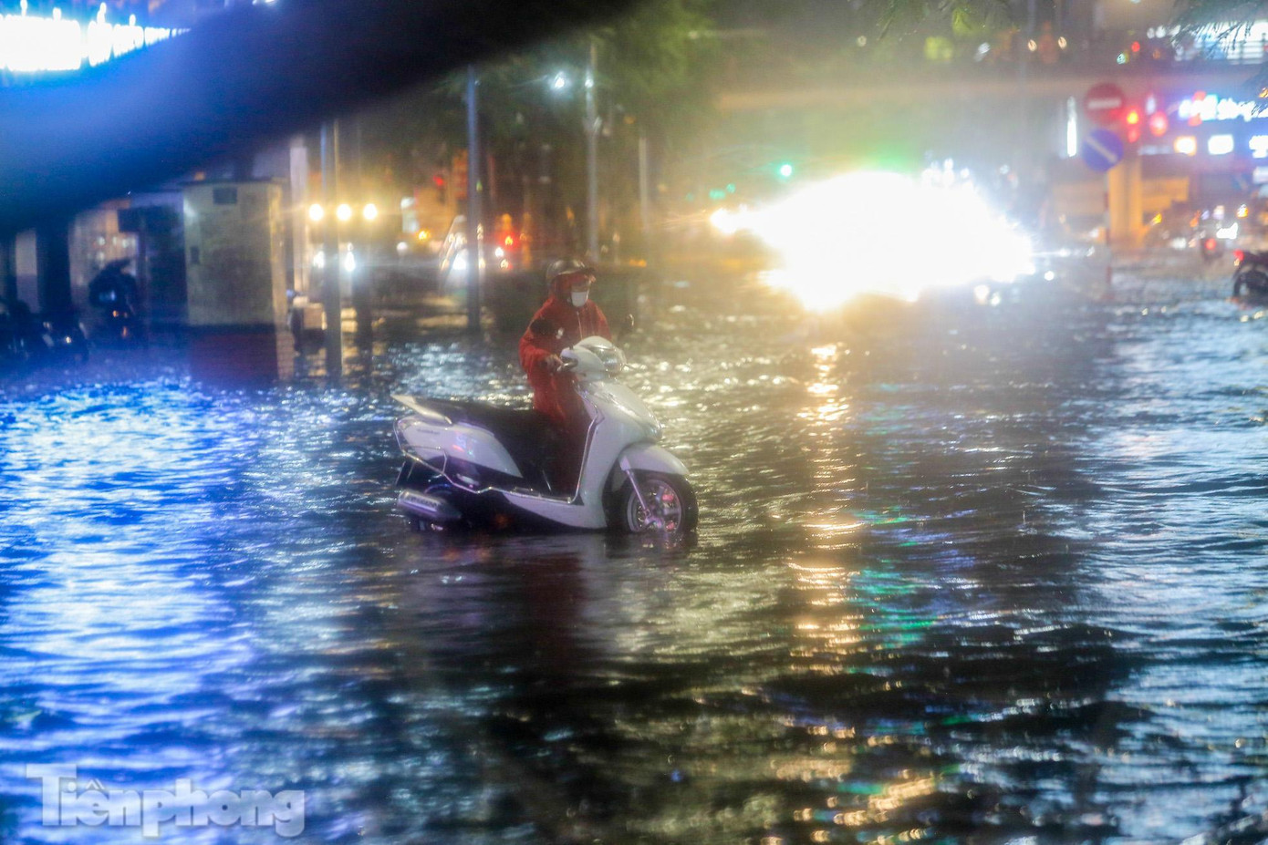 Tại Hà Nội và các tỉnh Đồng bằng Bắc Bộ, mưa lớn xuất hiện từ đêm 21/6 đến ngày 24/6 với lượng phổ biến 80-150 mm/đợt, có nơi trên 150 mm. Nhiệt độ giảm hạ xuống ngưỡng 27-32 độ C, giảm 6-8 độ C so với những ngày trước đó nên thời tiết sẽ mát mẻ hơn.