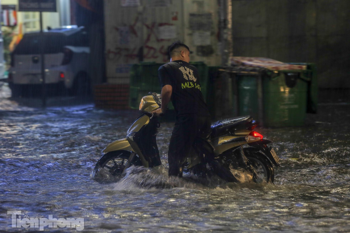 Nhiều người bĩ bõm dắt phương tiện về.