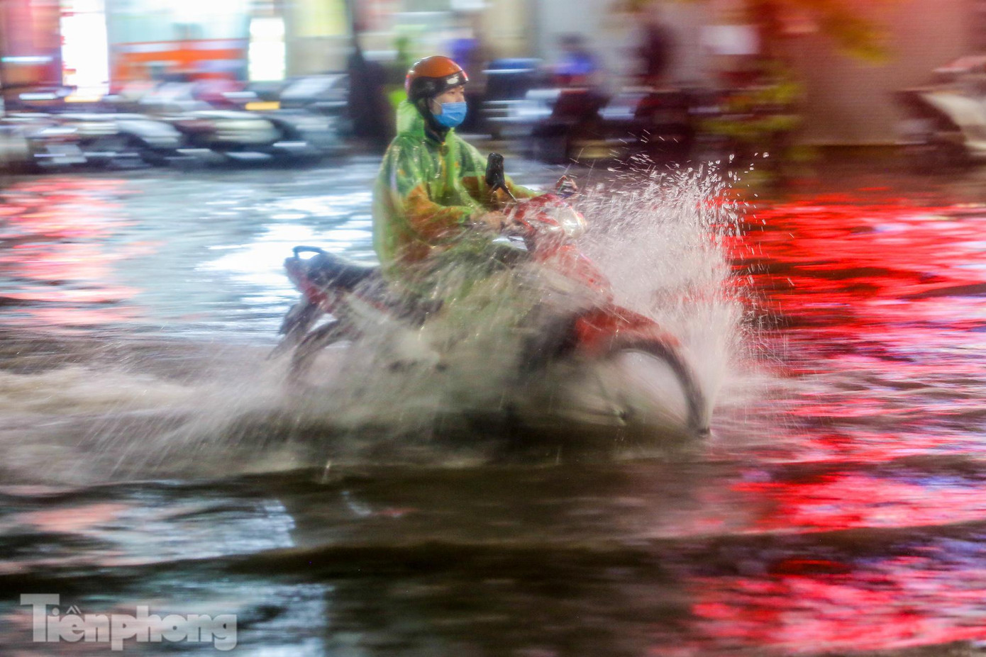 Theo Trung tâm Dự báo Khí tượng Thủy văn Quốc gia, từ ngày 19 - 21/6, Bắc Bộ nắng nóng đỉnh điểm, nắng nóng gay gắt và đặc biệt gay gắt tới 40 độ C, có nơi hơn 40 độ C, thời gian nắng nóng kéo dài tới 19 giờ. Riêng khu vực Hà Nội ngày 20/6, có nắng nóng gay gắt và đặc biệt gay gắt với nhiệt độ cao nhất phổ biến 38 - 40 độ C, có nơi trên 41 độ C.