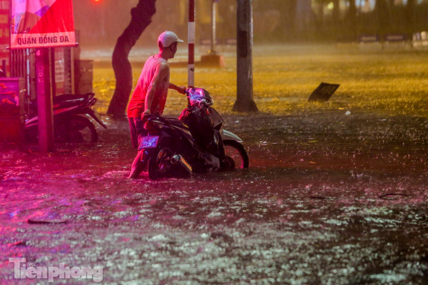 Nhiều phương tiện chết máy khi lao vào biển nước.