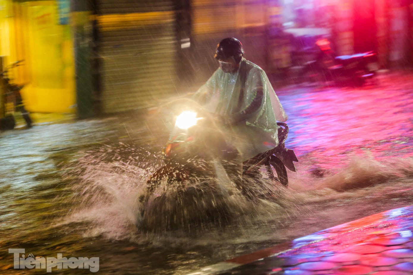 Chỉ ít phút, nhiều tuyến phố ở Hà Nội ngập nặng trong nước.