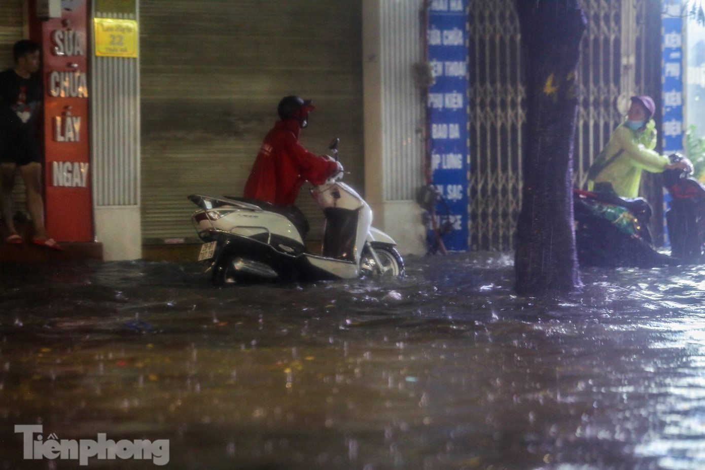 Đường ngập nhanh khiến nhiều người dân Thủ đô trở tay không kịp.