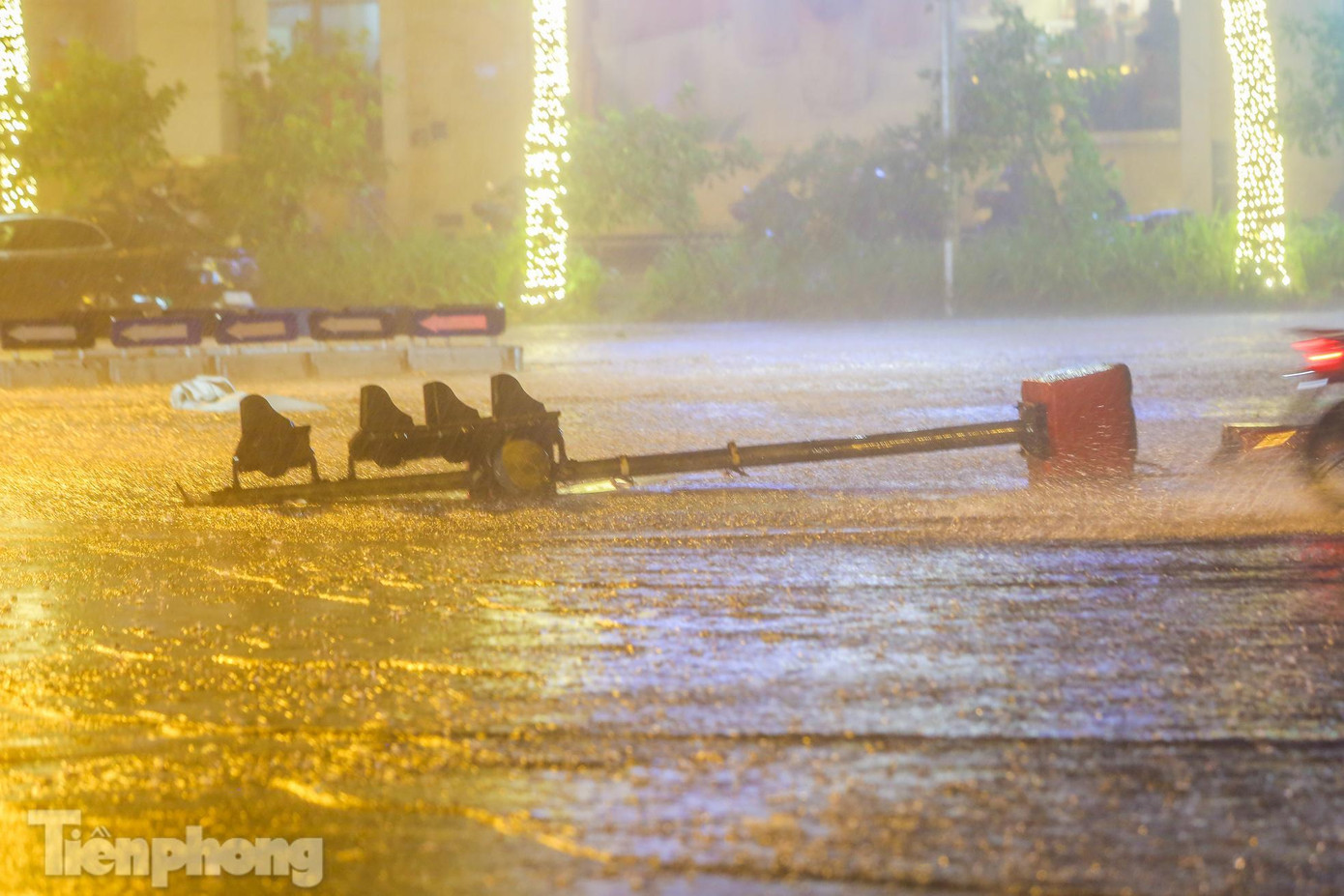 Cột đèn giao thông tại ngã tư Thái Hà - Chùa Bộc đổ xuống sau cơn mưa lớn.