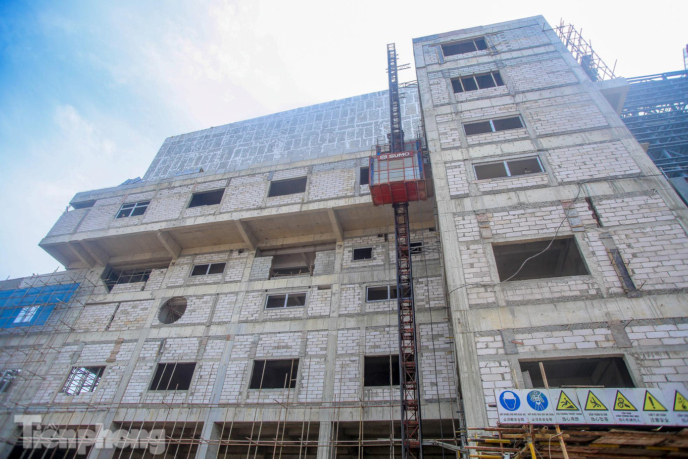 Trong đó, đấu nối điện là một trong những công việc quan trọng cần sớm hoàn thành để thử nghiệm các hạng mục, toàn hệ thống và vận hành nhà máy. Ngày 20/6 vừa qua, Công ty cổ phần Năng lượng môi trường Thiên Ý đã hoàn thành thi công mở rộng 2 ngăn lộ đường dây 110kV tại TBA 220kV Sóc Sơn và đường dây 110kV đấu nối với Nhà máy Điện rác Sóc Sơn...