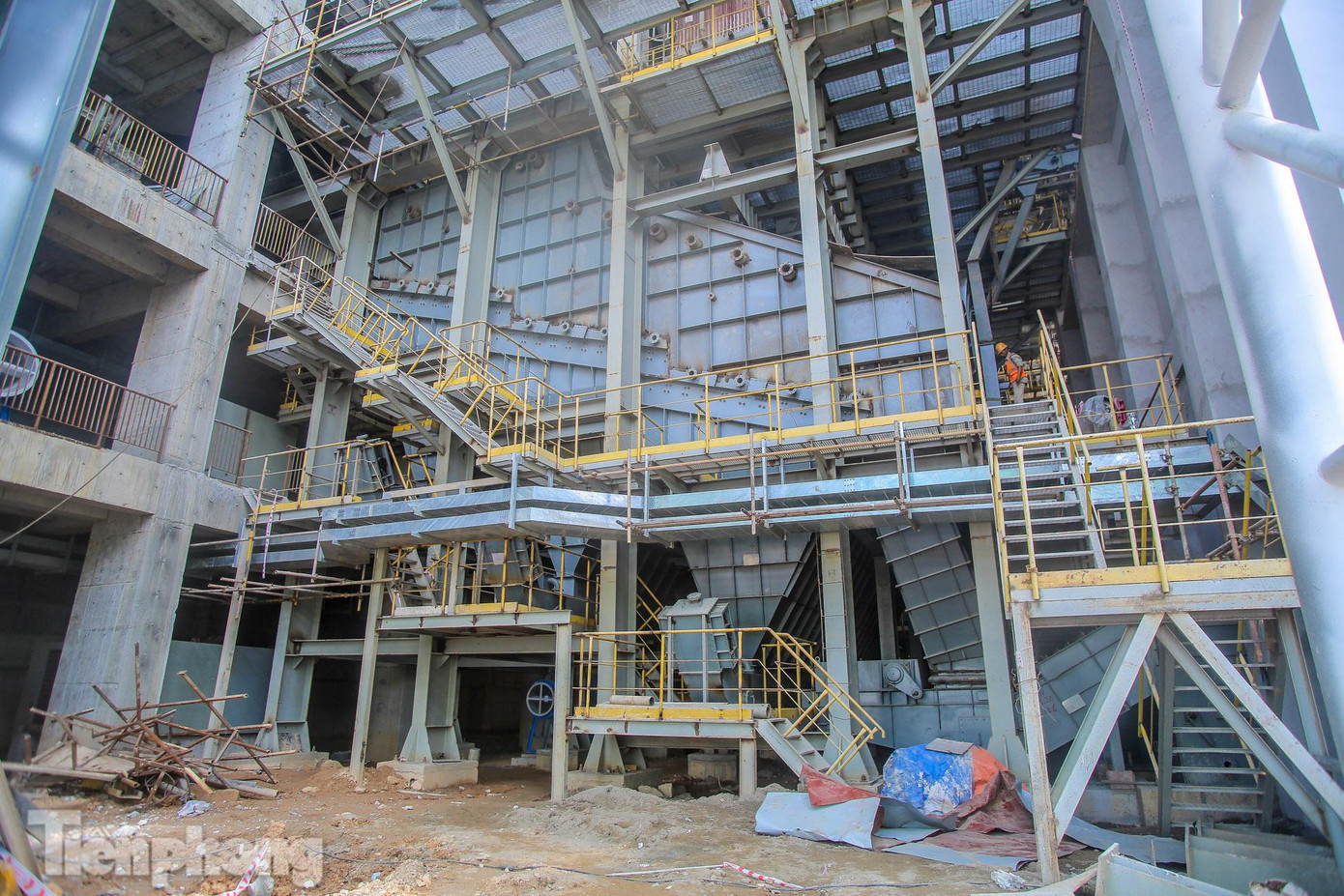 Trước đó, dự án đầu tư xây dựng Nhà máy Điện rác Sóc Sơn đã từng bị chậm tiến độ trong việc xin điều chỉnh quy hoạch mạng lưới điện quốc gia để làm thủ tục xin cấp điện lên lưới điện quốc gia.