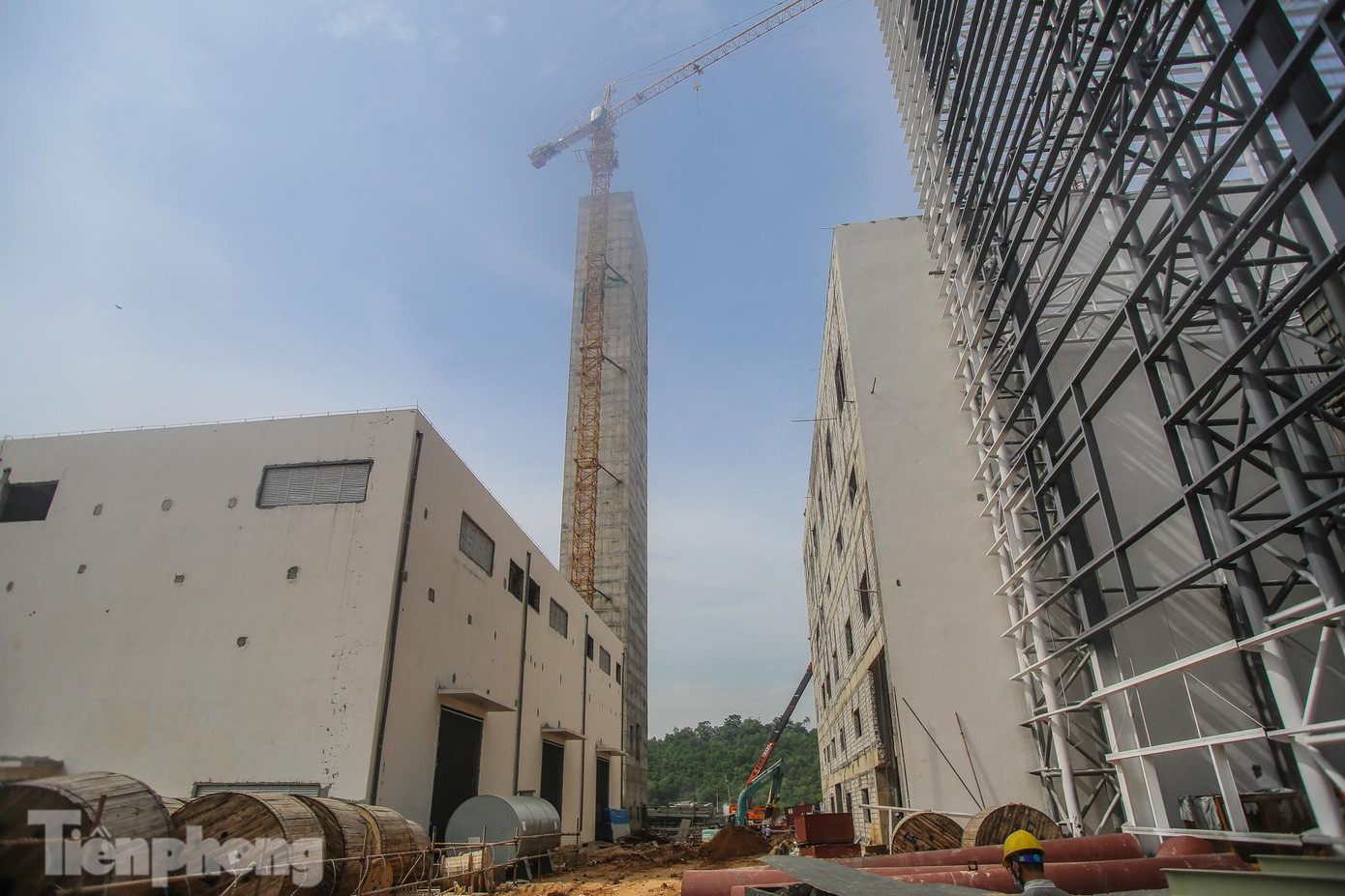 UBND thành phố Hà Nội đề nghị Tập đoàn Điện lực Việt Nam chỉ đạo Trung tâm Điều độ hệ thống điện quốc gia, Trung tâm Điều độ hệ thống điện miền Bắc, cùng các ngành liên quan phối hợp, hướng dẫn Công ty cổ phần Năng lượng môi trường Thiên Ý hoàn thành các thủ tục, thực hiện đóng điện cho Nhà máy Điện rác Sóc Sơn trong tháng 7/2021 để đẩy nhanh tiến độ hoàn thành, đáp ứng kịp thời yêu cầu cấp thiết về xử lý rác thải cho thành phố Hà Nội.