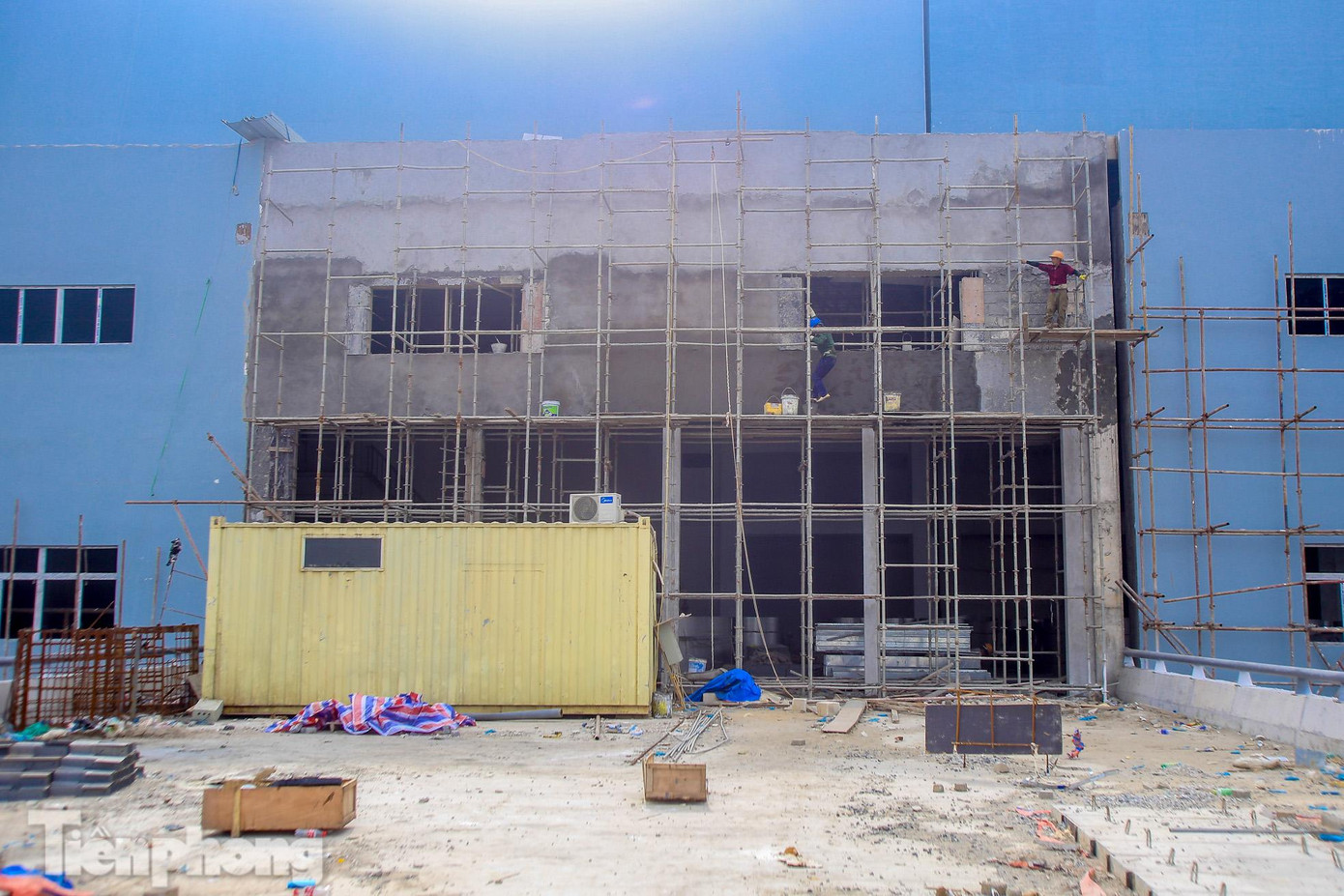 Lối vào bên trong đang được gấp rút hoàn thiện.