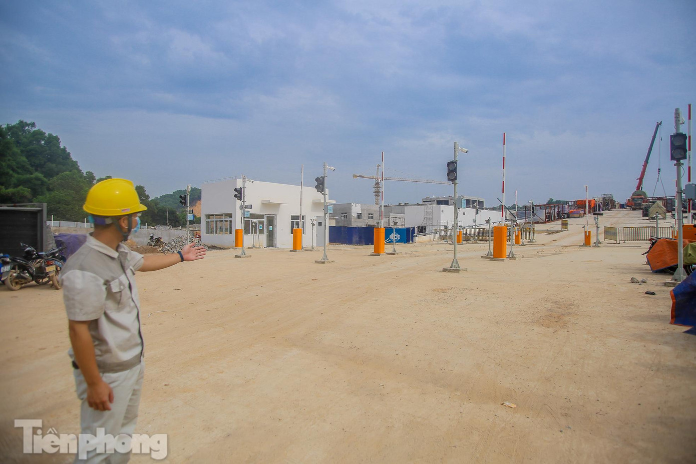 Các xe vận chuyển rác sẽ được phun nước vệ sinh sau đó vào cân điện tử tại khu vực cân xác định khối lượng rác thải vận chuyển trong ngày.