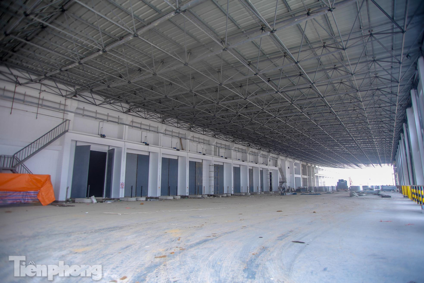 Khu vực xe chứa rác đổ vào bể chứa rác gồm 16 cửa, mỗi cửa sẽ phù hợp với từng loại xe đổ rác của Việt Nam.