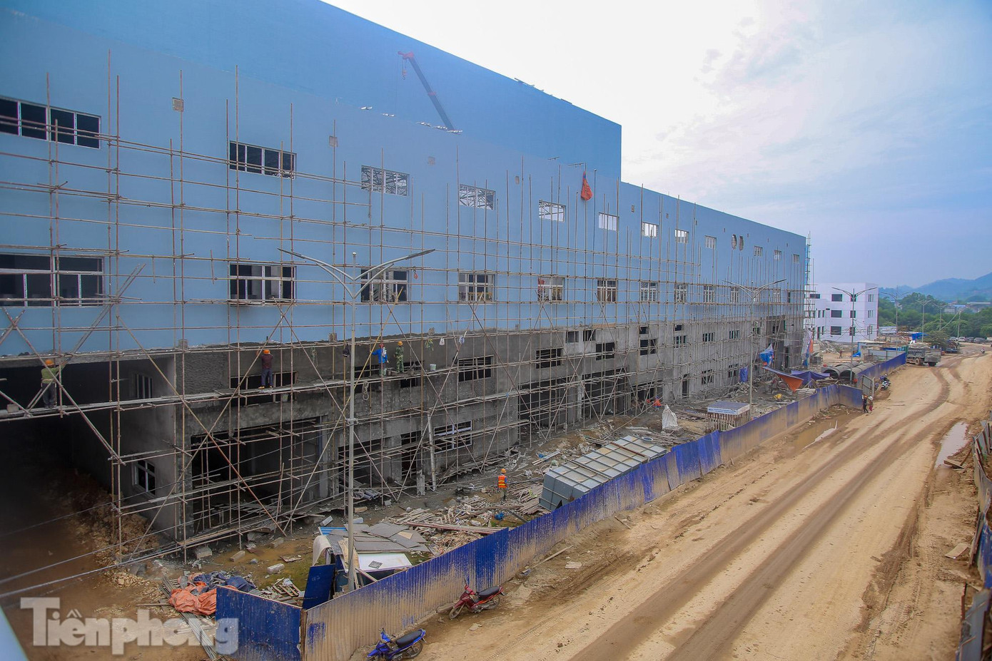 Nhà máy xử lý rác có tổng vốn đầu tư 7.000 tỉ đồng được kỳ vọng khi đi vào hoạt động sẽ giải quyết những vấn đề rác thải của thành phố cũng như vấn đề của những hộ dân sinh sống quanh khu vực bãi rác Nam Sơn (Sóc Sơn, Hà Nội).