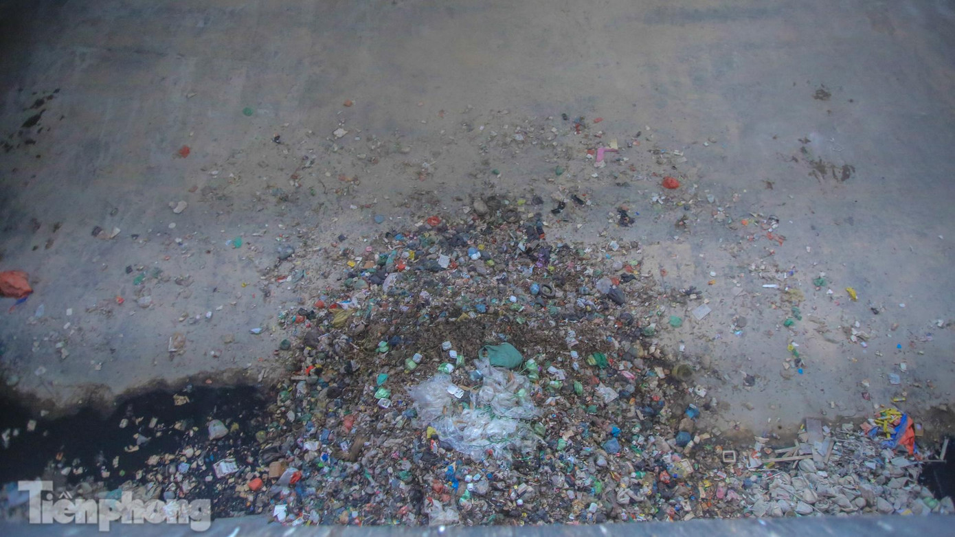 Rác sau khi được tập kết trong bể 5 ngày để khô tách nước rỉ rác trước khi đưa vào lò đốt. Bể sẽ hoàn toàn khép kín, tại đây có quạt thông gió công suất lớn hoạt động một chiều để mùi không rò rỉ ra ngoài gây ô nhiễm.