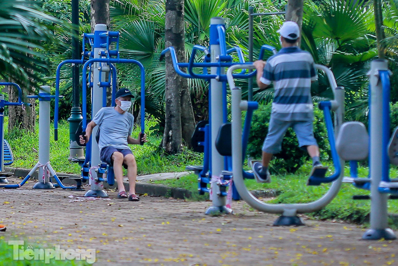 Những chiếc máy tập công cộng đã được bỏ "niêm phong", người dân có thể thoải mái sự dụng.