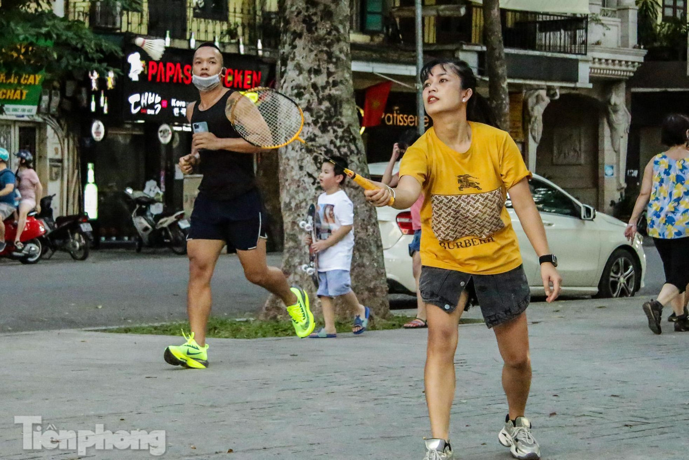 Bà Đặng Thị Thúy (53 tuổi, phố Hàng Thiếc, quận Hoàn Kiếm, Hà Nội) chia sẻ: “Thời gian dài ở nhà buồn chán, chân tay mệt mỏi, sau khi có thông báo được tập thể thao ngoài trời trở lại thì tôi cảm thấy rất phấn khởi vì được gặp bạn bè cùng hội tập thể dục. Nhưng khi đến đây thì chúng tôi thấy nhiều người không đeo khẩu trang nên thấy rất lo lắng”.