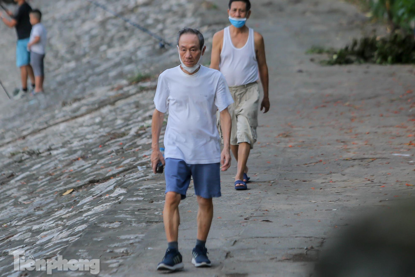 Hoặc đeo khẩu trang kéo xuống cằm.