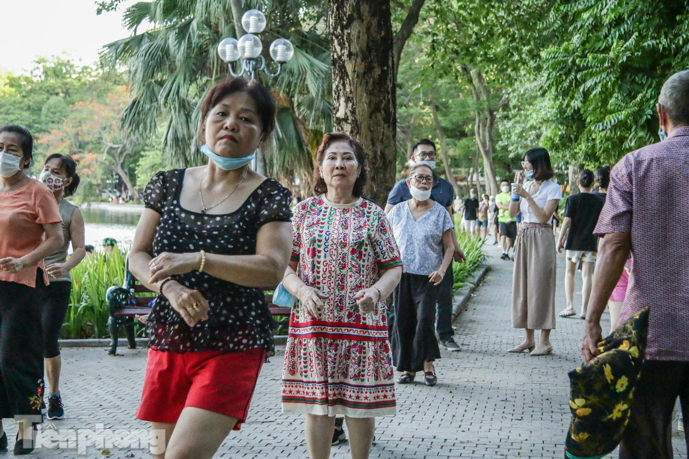 Nhiều người dân vẫn còn tâm lý chủ quan không đeo khẩu trang phòng, chống dịch COVID-19 trong lúc tập thẻ dục.