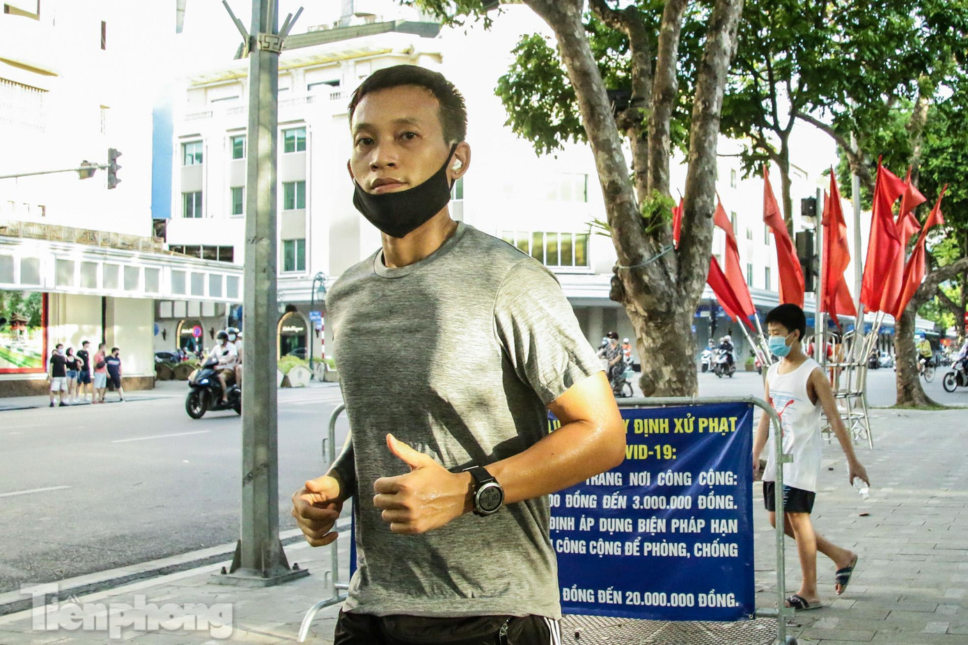 Khi được hỏi vì sao không đeo khẩu trang, một số người cho biết họ cảm thấy thoải mái hơn khi không đeo khẩu trang trong lúc tập thể dục, bỏ khẩu trang ra sẽ bớt nóng và dễ thở hơn.