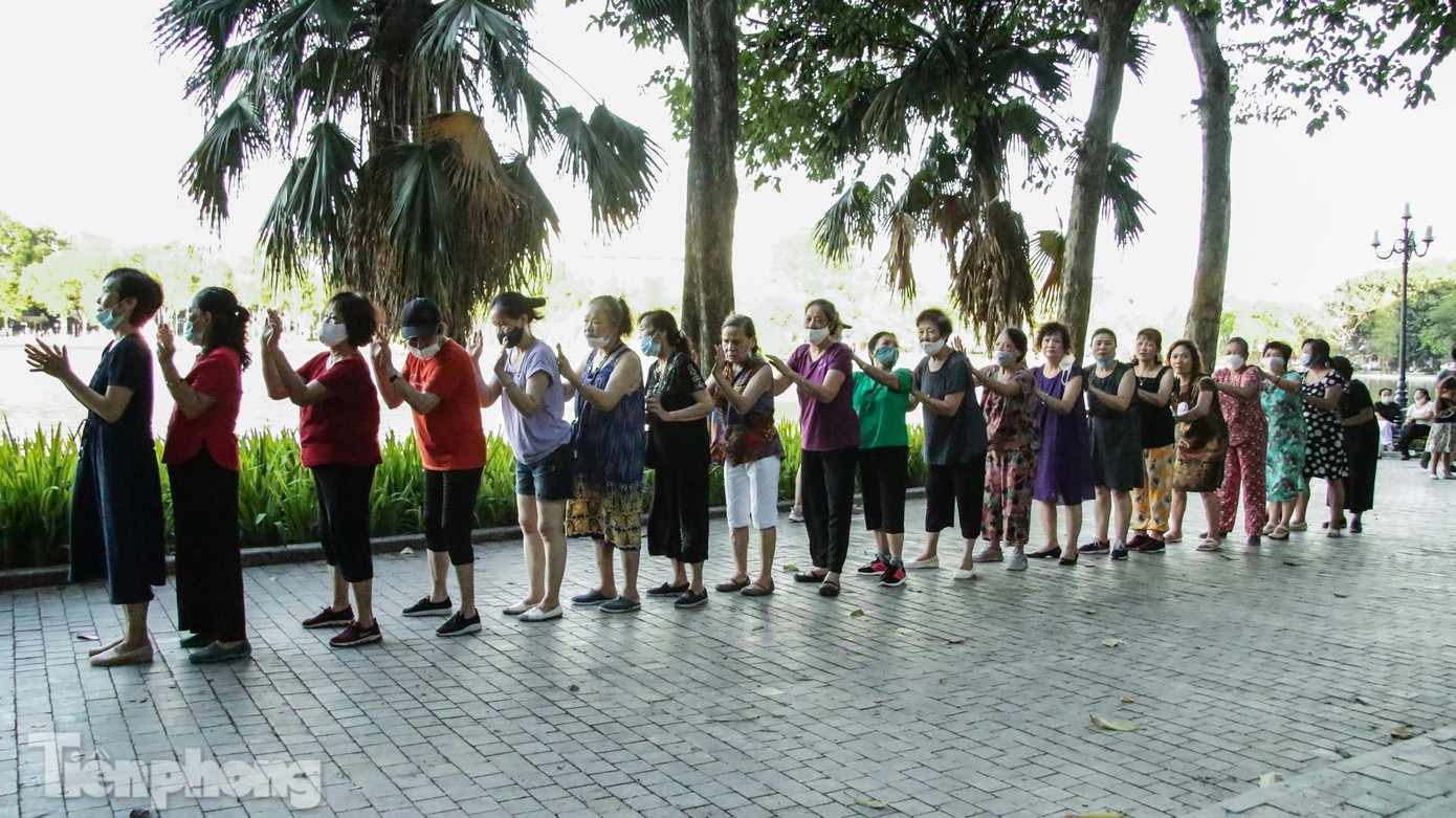 Một nhóm tập thể dục đông với số lượng khoảng hơn 20 người.