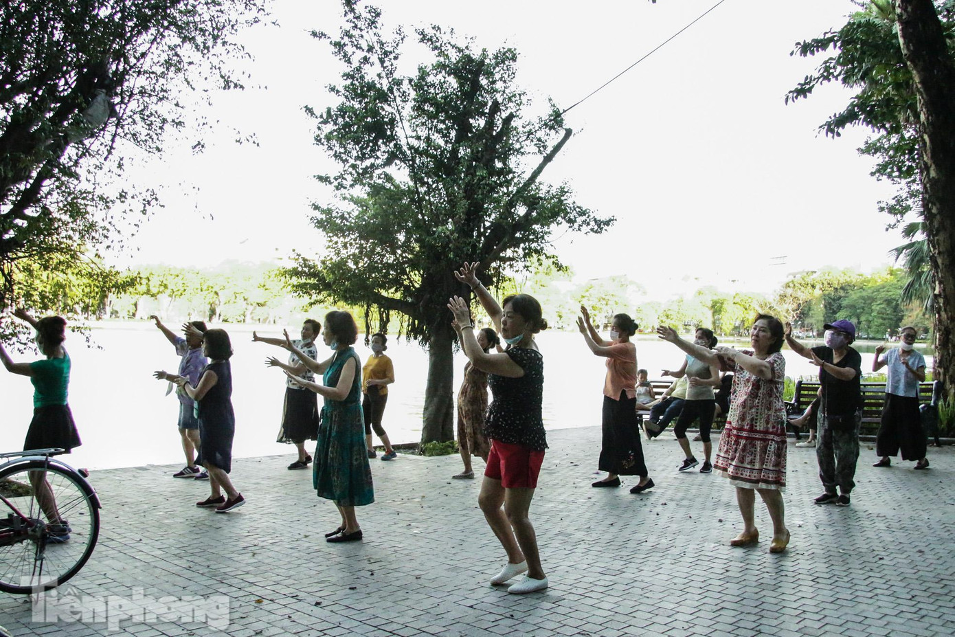Theo công văn của UBND TP Hà Nội, các hoạt động thể dục, thể thao ngoài trời không được quá 20 người trong 1 khu vực. Khuyến cáo người dân khi thực hiện các hoạt động thể dục, thể thao tại các khu vực công cộng, khu vực ngoài trời cần thực hiện nghiêm thông điệp 5K, không tụ tập đông người.