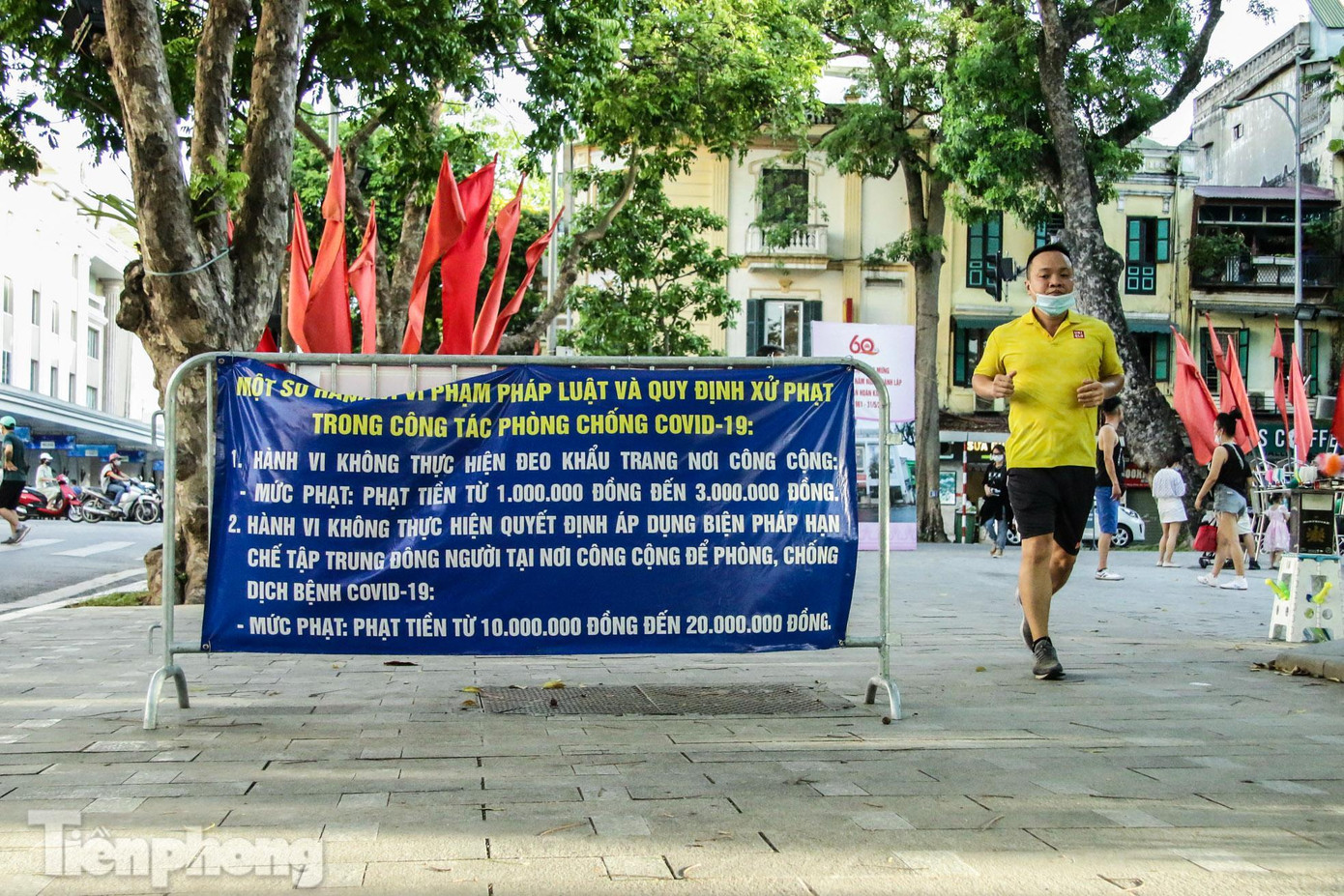 Mặc dù những tấm barie kèm với thông báo được đặt quanh hồ nhưng nhiều người vẫn không chấp hành.