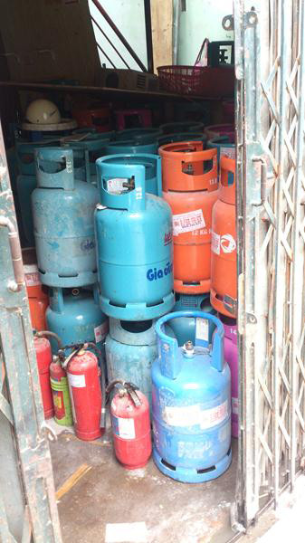 Các bình gas chất đầy bên trong cửa hàng
