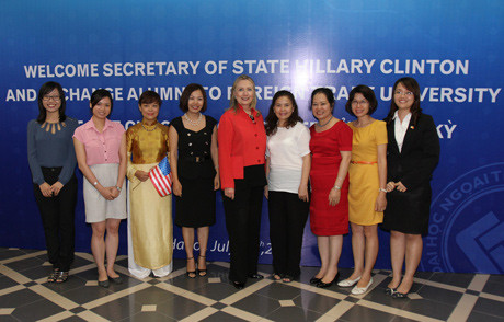 Trang (ngoài cùng, trái) trong lần diện kiến cựu ngoại trưởng Mỹ Hillary Clinton khi bà còn đương nhiệm. . Trang (ngoài cùng, trái) trong lần diện kiến cựu ngoại trưởng Mỹ Hillary Clinton khi bà còn đương nhiệm.