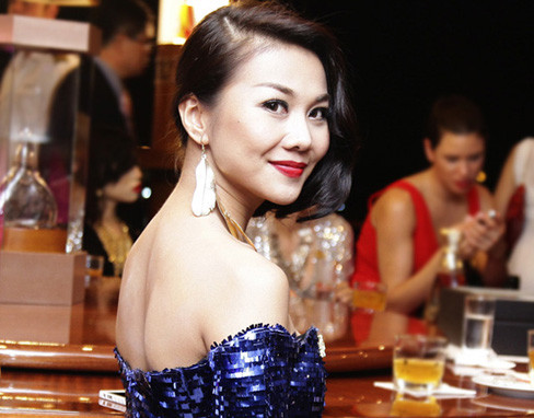 Siêu mẫu xinh đẹp khoe vai trần thon thả. Siêu mẫu xinh đẹp khoe vai trần thon thả rất gợi cảm