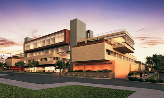 Mặc dù mới thành lập (1946) nhưng Claremont McKenna College là ngôi trường có mức học phí năm 44.000 USD - ngang ngửa với những trường bề dày thành tích khác trong hệ thống các trường cao đẳng tốt nhất thế giới