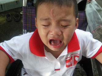 Bé Thiên Bảo bật khóc