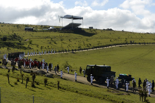 Linh cữu của Mandela được phủ quốc kỳ Nam Phi và được một đội danh dự rước đi tại Qunu
