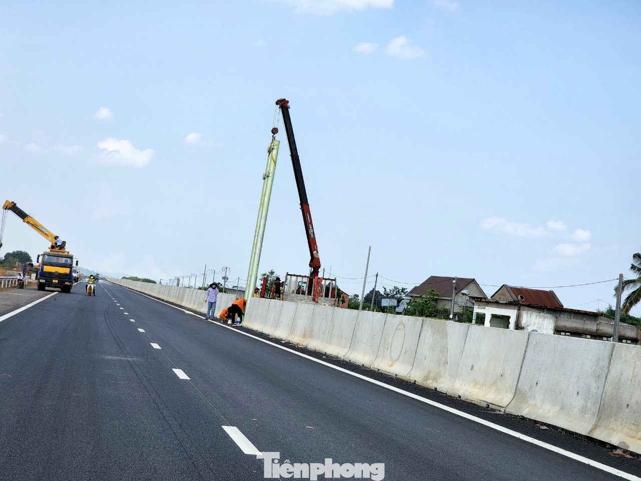 Công nhân đang thi công trụ để lắp bảng chỉ dẫn. Công nhân đang thi công trụ để lắp bảng chỉ dẫn.