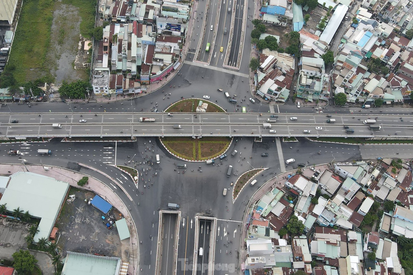 UBND TPHCM yêu cầu, nếu dự án vướng giải phóng mặt bằng không thể thi công tiếp thì chủ động đề xuất các giải pháp tháo gỡ.