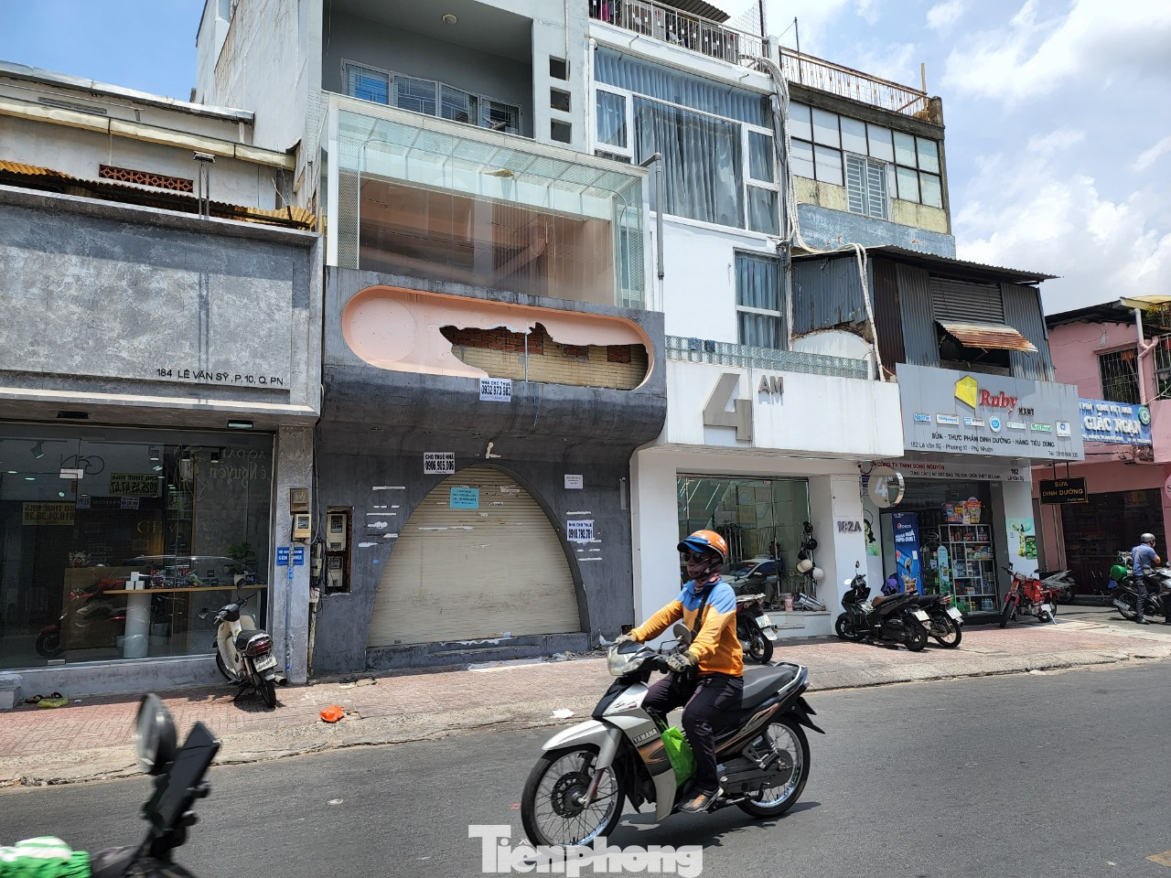 Tuy nhiên, từ cuối năm ngoái đến nay, tình trạng trả mặt bằng ở con đường này ngày càng dày thêm.