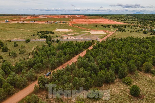 Hạng mục đầu tư xây dựng khu sân bay quân sự (dự án eKQ920) ở sân bay Phan Thiết đang được xây dựng. Ảnh: Phạm Nguyễn.