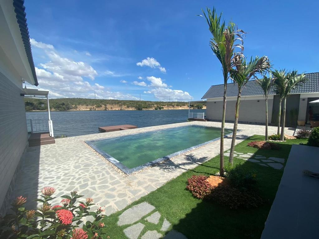 Khách sạn Moon Lake Villa Bàu Trắng xâm phạm khu vực 1 của thắng cảnh khoảng 300 m2.