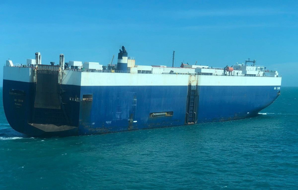 Hiện vẫn chưa xác định chính xác nguyên nhân vụ cháy vì chưa thể khảo sát bên trong. Tàu AH SHIN dài 199m, rộng 32m, cao 23,5m, tải trọng 21.503 tấn, đang chở 4.530 chiếc ô tô. Trên tàu có thuyền trưởng quốc tịch Panama và 21 thuyền viên đều mang quốc tịch Nga. Hiện vẫn chưa xác định chính xác nguyên nhân vụ cháy vì chưa thể khảo sát bên trong. Tàu AH SHIN dài 199m, rộng 32m, cao 23,5m, tải trọng 21.503 tấn, đang chở 4.530 chiếc ô tô. Trên tàu có thuyền trưởng quốc tịch Panama và 21 thuyền viên đều mang quốc tịch Nga.