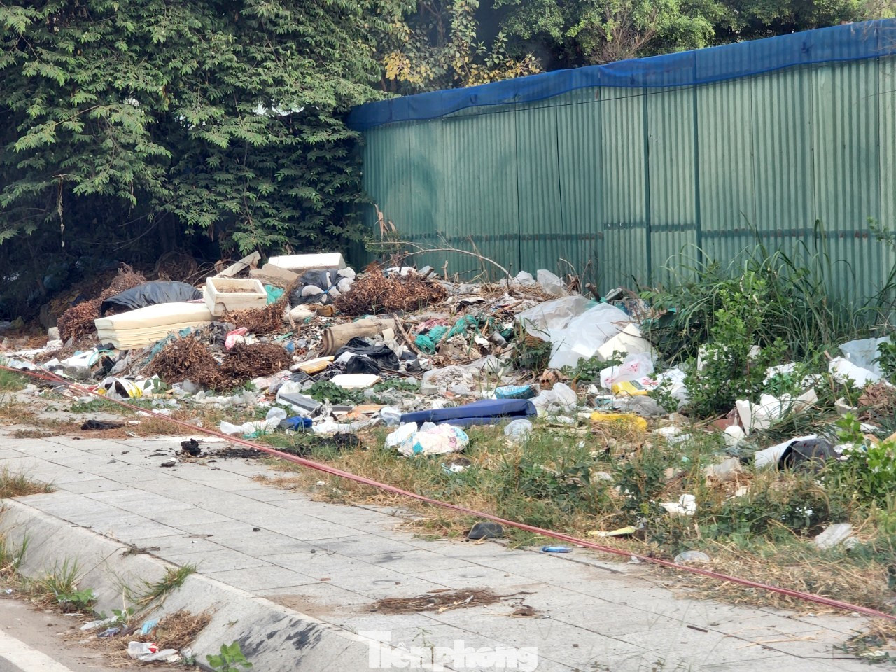 Bên ngoài khu đất trở thành nơi đổ xà bần. Bên ngoài khu đất trở thành nơi đổ xà bần.