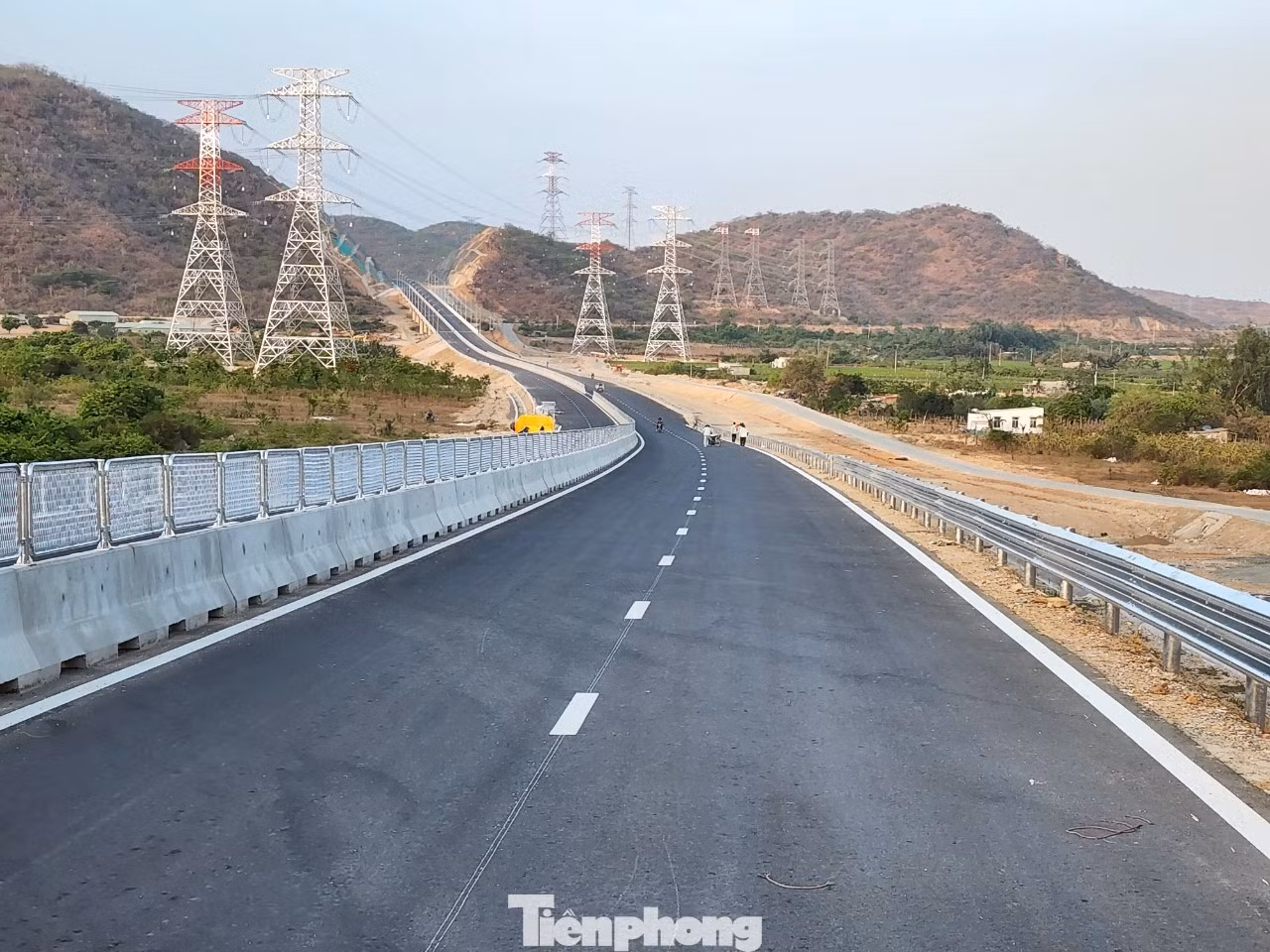 Đoạn cao tốc Vĩnh Hảo - Phan Thiết vẫn đang thi công cầu vượt dân sinh, cầu vượt liên thông.