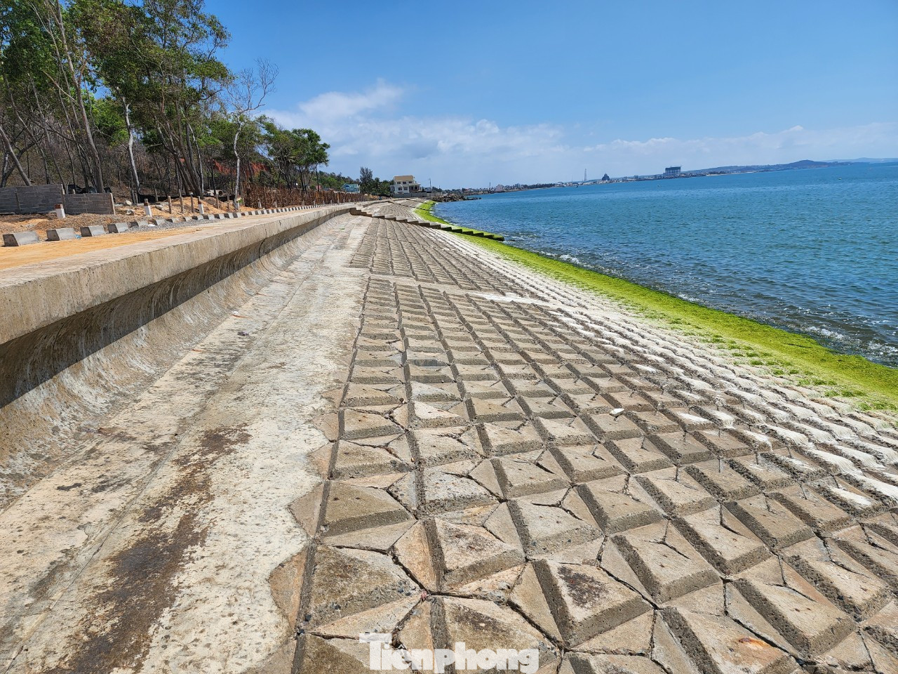 Dự án kè chống sạt lở bờ biển khu phố 5, phường Đức Long và thôn Tiến Đức, xã Tiến Thành, TP. Phan Thiết, tỉnh Bình Thuận được Thủ tướng phê duyệt chủ trương đầu tư từ tháng 7/2019. Dự án này có chiều dài 350 m, tổng vốn đầu tư 30 tỷ đồng.