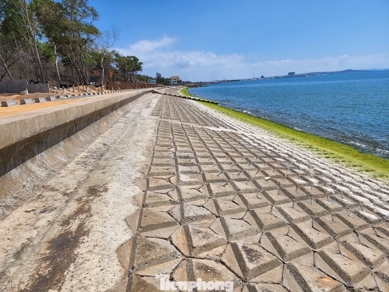 Dự án kè chống sạt lở bờ biển khu phố 5, phường Đức Long và thôn Tiến Đức, xã Tiến Thành, TP. Phan Thiết, tỉnh Bình Thuận được Thủ tướng phê duyệt chủ trương đầu tư từ tháng 7/2019. Dự án này có chiều dài 350 m, tổng vốn đầu tư 30 tỷ đồng.