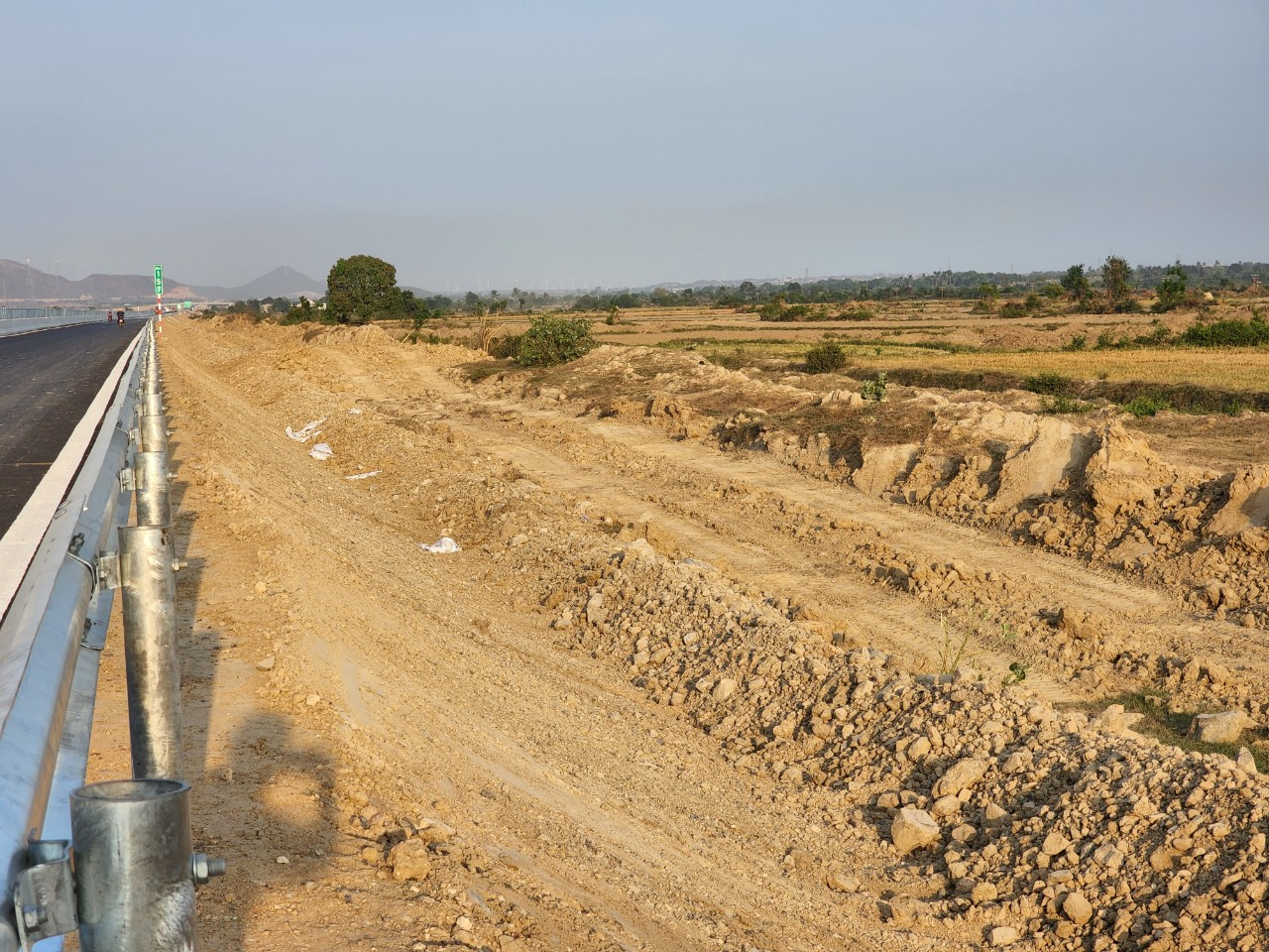 Giai đoạn 1 của cao tốc Vĩnh Hảo - Phan Thiết, dự án được đầu tư quy mô 4 làn xe, bề rộng nền đường 17 m, các đoạn đào sâu, đắp cao có quy mô 4 làn xe, bề rộng nền đường hơn 32 m. Giai đoạn 1 của cao tốc Vĩnh Hảo - Phan Thiết, dự án được đầu tư quy mô 4 làn xe, bề rộng nền đường 17 m, các đoạn đào sâu, đắp cao có quy mô 4 làn xe, bề rộng nền đường hơn 32 m.